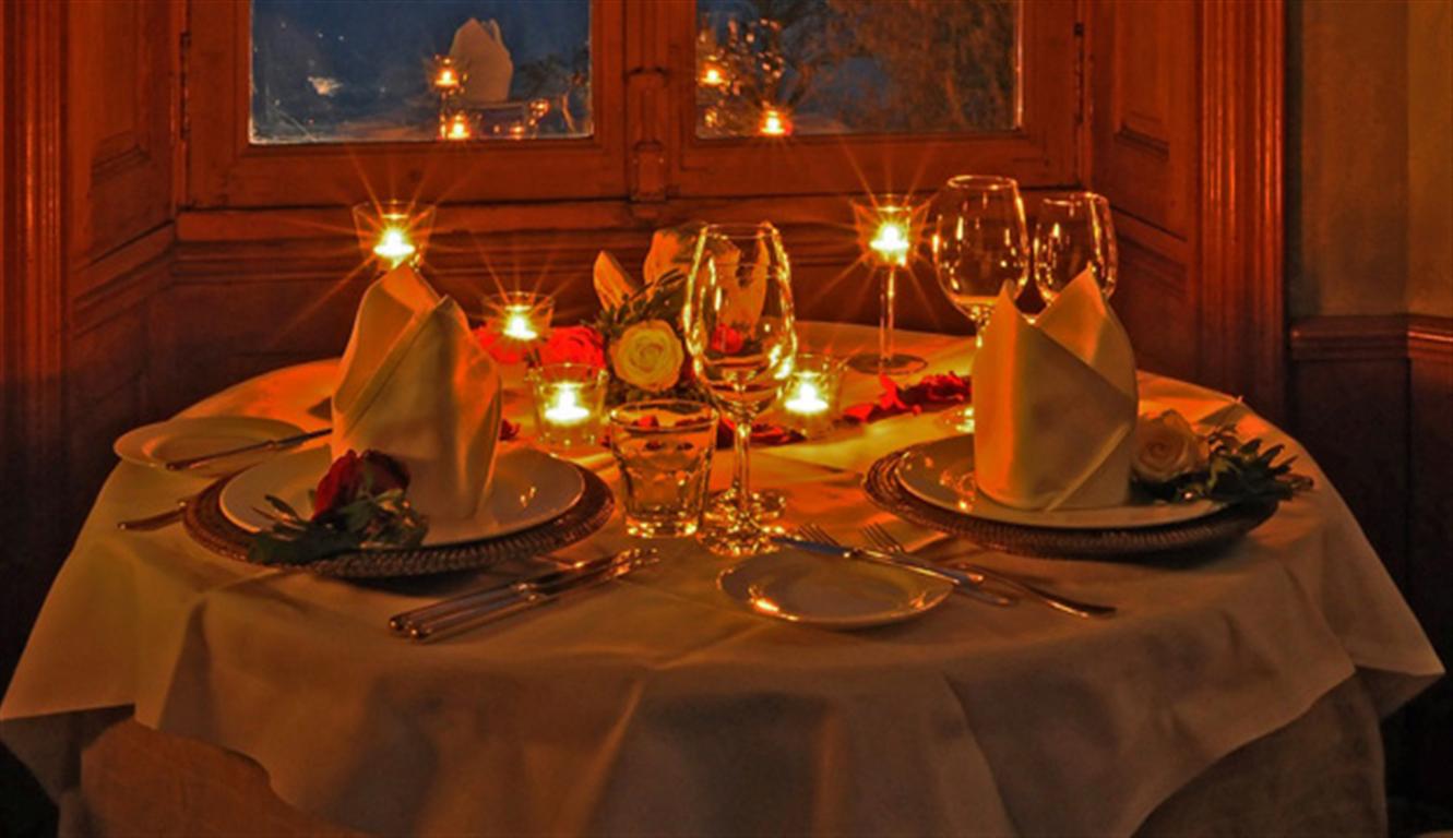 Званые на вечер гости. Романтический вечер. Красивый романтический стол. Сервировка стола для романтического ужина. Романтический ужин при свечах.